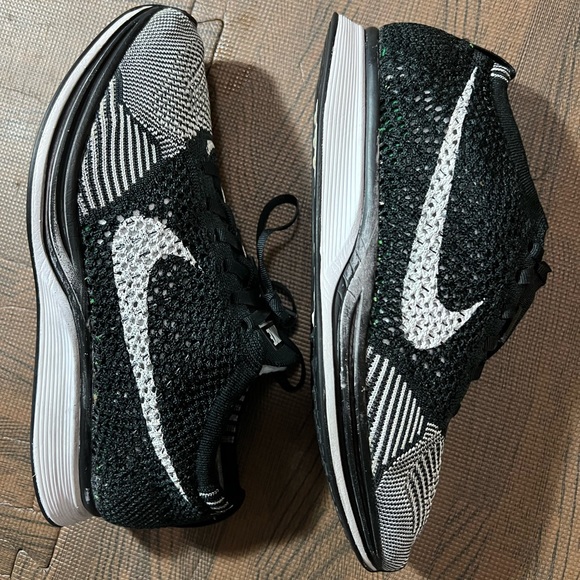 Nike Flyknit Racer Black & White Size 7 - Picture 5 of 5